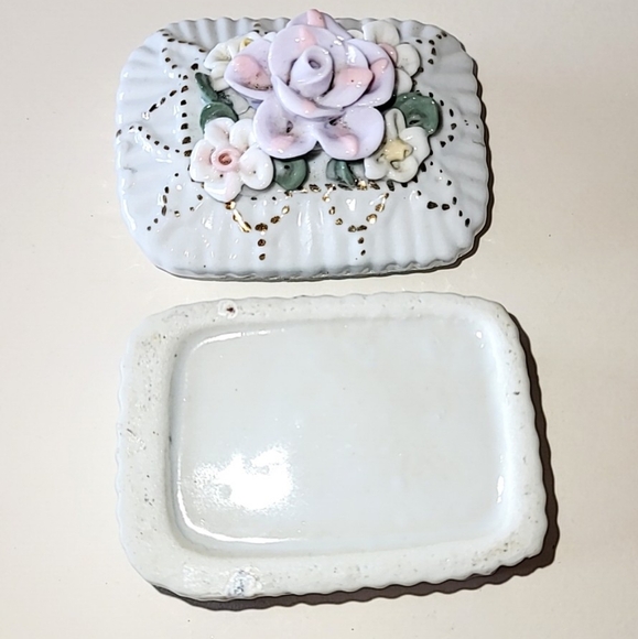 FLORAL CERAMIC TRINKET BOX or JEWELRY BOX - VINTAGE - Picture 4 of 12
